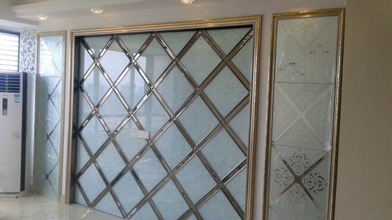 Kopiertes farbiges dekoratives Glas täfelt Bowlder mit Goldrahmen