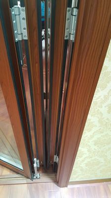 Ausgeglichene bi-Falten-Tür-hölzernes Korn Outerior schalldichte Aluminiumgemalt